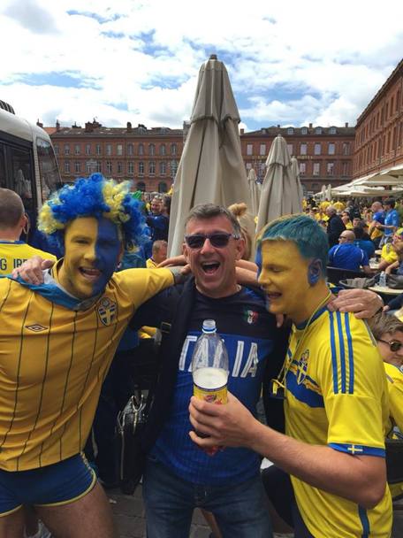 Mauro Terzano con due tifosi svedesi